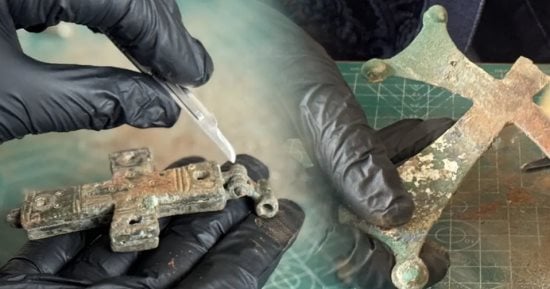 اكتشاف صليب برونزي تذكاري في مدينة ليسترا القديمة بتركيا