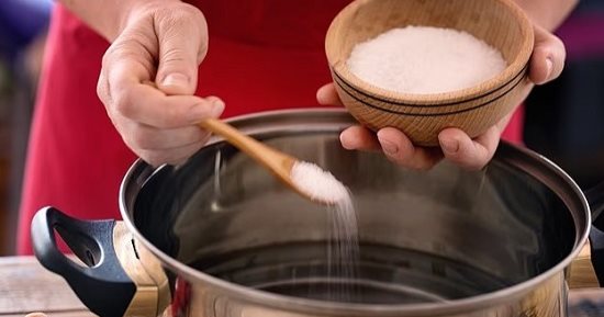 أشهرها تسخين الفرن الأول.. أبرز أخطاء طهى الطعام قبل عزومات رمضان