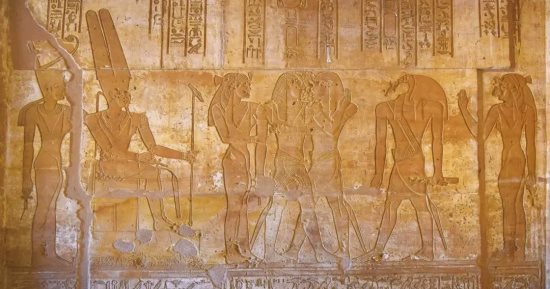 نقوش وجداريات هيبس بالوادى الجديد إبداع ليس له مثيل فى أى مكان أثرى بالعالم.. تضم أسماء 600 معبود مصرى وتروى أغرب قصص صراع الخير والشر فى مصر القديمة.. وهذه رحلة الوصول للمعبد لأداء الطقوس.. صور