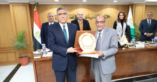 محافظ الجيزة يكرم رئيس جهاز التفتيش والمتابعة الميدانية لبلوغه السن القانونية