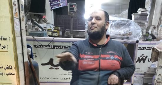 عمرها 100 سنة.. شاهد أقدم طريقة لتحميص البن اليدوي من داخل أقدم محمصة في الغربية.. ماكينات يدوية ورائحة البن تملأ المكان.. صاحب محمصة: ورثت المهنة أبا عن جد منذ 30 سنة.. ويؤكد: لا أعرف مهنة غيرها.. صور