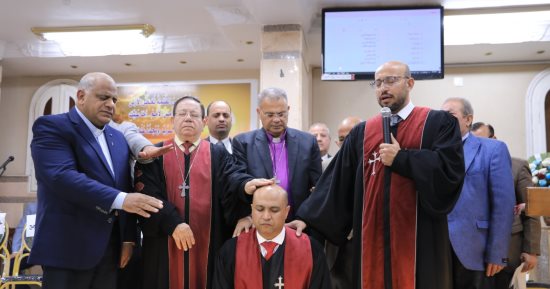 رئيس الطائفة الإنجيلية يرسم القس أفرايم إسحق راعيا لكنيسة مركز ناصر ببنى سويف