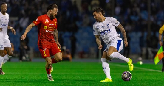 القادسية ضد الهلال.. تعادل مثير في الشوط الأول بنتيجة 1 - 1.. فيديو