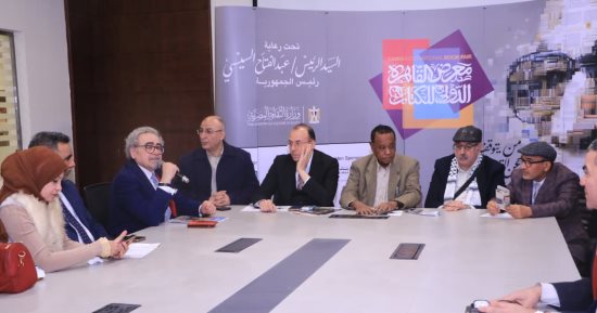 أعضاء اتحادات الكتاب العربية فى ندوة مصر فى عيون الأدباء بمعرض القاهرة