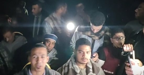 النور قطع عليهم.. شاهد نجوم دولة التلاوة ينشدون تحت أضواء الموبايل بزفاف زميلهم