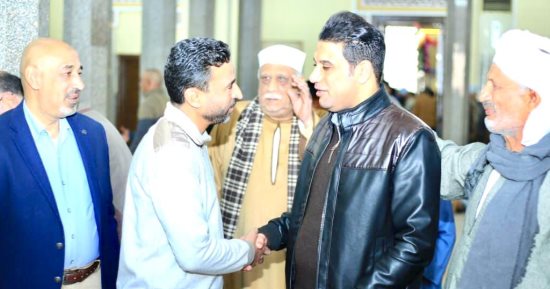 نائب محافظ سوهاج يستمع لشكاوى المواطنين بعد صلاة الجمعة.. صور
