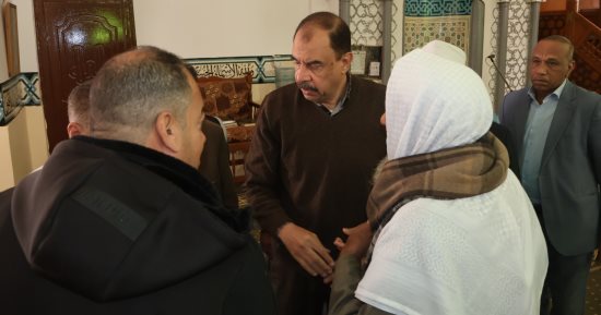 محافظ سوهاج يلتقى المواطنين عقب صلاة الجمعة للاستماع لمطالبهم 