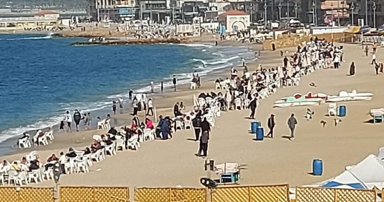 شمس وبحر وهوا.. إقبال كبير على شواطئ الإسكندرية فى إجازة نصف العام.. أجواء شتوية دافئة طوال الأسبوع مع تأخر النوات.. شمس دافئة ساطعة ورياح معتدلة.. تثبيت أسعار دخول الشواطئ فى الشتاء.. رحلات بحرية قصيرة.. فيديو