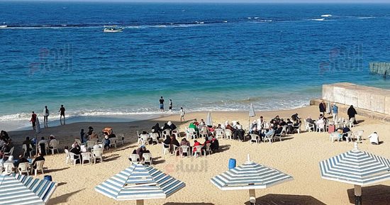 شمس وبحر وهواء نقى.. إقبال كثيف على شواطئ الإسكندرية فى إجازة نصف العام