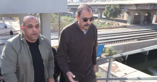 محافظ سوهاج يتفقد كوبرى المشاة أعلى مزلقان السكة الحديد بمنطقة الثلاث كبارى