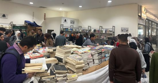 إقبال كثيف على جناح الكتب المخفضة بهيئة الكتاب فى معرض الكتاب