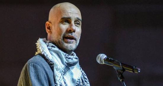 جوارديولا يتضامن مع الشعب الفلسطيني فى قلب كتالونيا.. فيديو