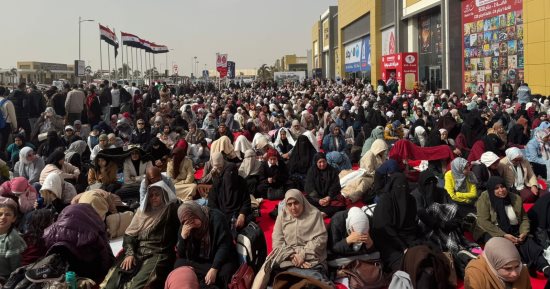 السيدات يؤدين صلاة الجمعة داخل الساحات المخصصة فى معرض الكتاب