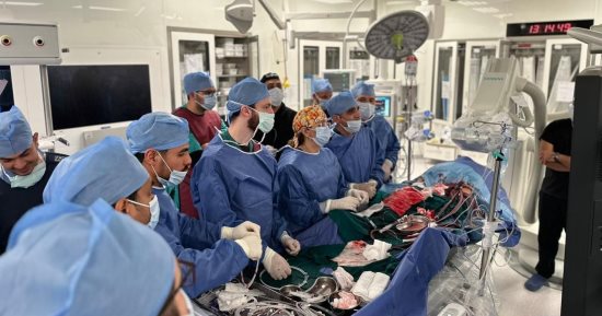 فريق طبى بمستشفى العاصمة الجديدة يشارك ببث حى لقسطرة قلبية معقدة.. صور