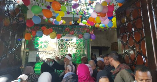 بهجة الليلة الختامية تزين ضريح أبو الحجاج الأقصري بالورود والبالونات