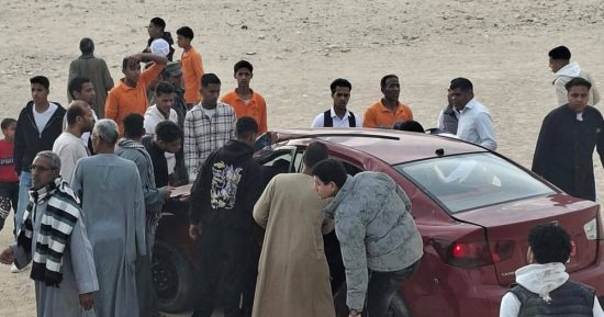اصطدام سيارة فى عمود إنارة بمدخل وادى الملوك غرب الأقصر دون إصابات