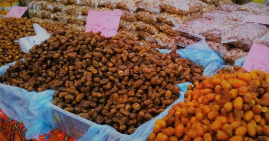 مع اقتراب شهر الصوم.. طرح كميات كبيرة من البلح السيوى بمحلات مطروح والمحافظات الأخرى.. الواحة تنتج كميات كبيرة من التمور تمد بها الأسواق المحلية والدولية.. تتعدد الأنواع والأسعار تختلف حسب الصنف.. صور