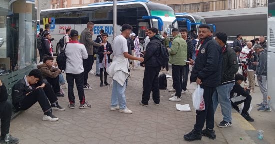 جماهير الزمالك تتوافد أمام النادى قبل السفر لحضور مباراة المصرى