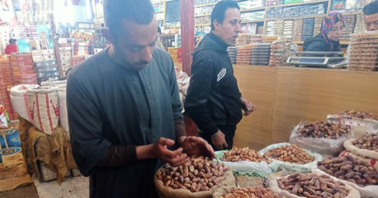 بشاير الشهر الكريم.. شوادر ياميش رمضان تزين حى شبرا