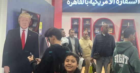 مجسم لـ دونالد ترامب يجذب أنظار زوار جناح السفارة الأمريكية بمعرض الكتاب