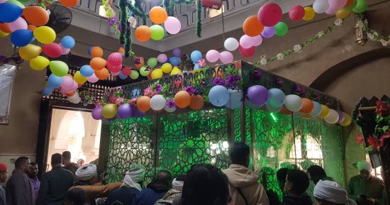 أبناء الساحة الحجاجية بالأقصر يحتفلون بمولد سيدى أبوالحجاج بحلقات الذكر والمديح فى مسجده.. صور