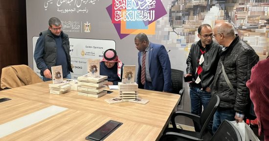 صالح زمانان يوقع على كتابه «زرقاء اليمامة» أول أوبرا سعودية بمعرض الكتاب