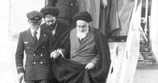 سعيد الشحات يكتب: ذات يوم.. 1 فبراير 1979.. الإمام الخمينى يعود من باريس إلى طهران بعد 14 عاما فى المنفى وأسبوعين على مغادرة الشاه ويصلى صلاة الشهادة بالطائرة والشوارع تكتظ بالملايين لاستقباله   