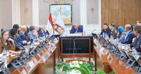 محافظ الوادي الجديد يلتقي وفد الاتحاد الأوروبي لدعم خطط التنمية الاقتصادية