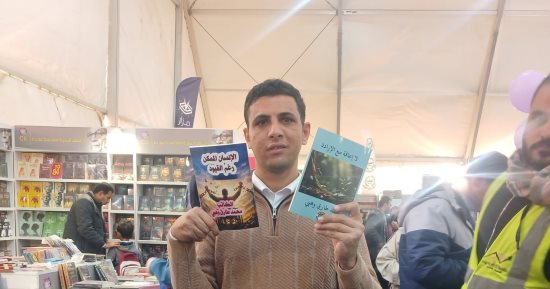 محمد طارق يتحدى الإعاقة بـ 3 كتب من قلب معرض الكتاب.. صور