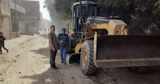 محافظ سوهاج: البدء فى أعمال تمهيد وتسوية طريق خور الساحل بمركز البلينا