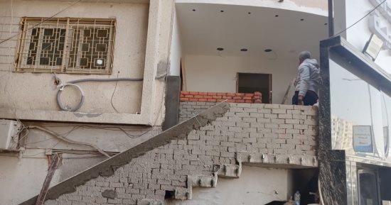 إزالة سور مخالف وإيقاف أعمال تشطيبات غير قانونية خلال حملة بحى العجوزة.. صور
