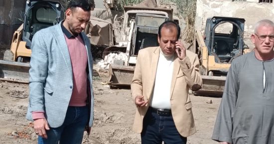 العياط تنظم حركة المرور بمدخل كوبرى البليدة بإنشاء موقف للسيارات والتكاتك