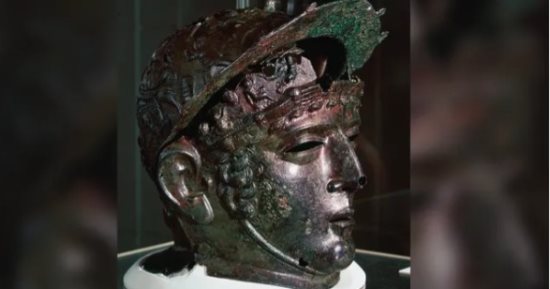 خوذة على شكل قناع وجه لضابط من سلاح الفرسان الرومانى قبل 1900 عام