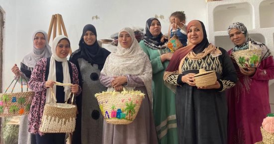 دهشور.. حكايات كفاح ترويها أيادى أمهات مبدعات.. يكافحن بالعمل اليدوى لتعليم الأبناء وضمان مستقبل أفضل لهم.. من الحلفا صنعن التحف وخلّصن البيئة من المخلفات الزراعية.. ويؤكدن: أصبح لنا مكانة فى الحياة.. صور