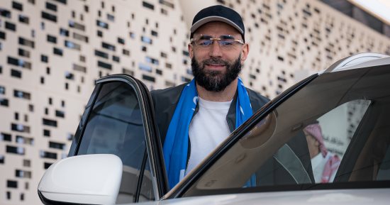 كريم بنزيما يصل الرياض للانضمام إلى الهلال السعودى.. صور