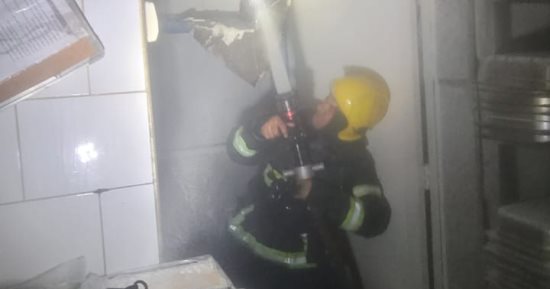 السيطرة على حريق مدخنة مطعم فى التجمع.. صور