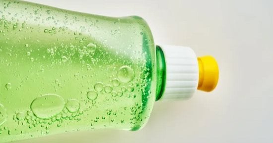 6 أشياء ينظفها سائل غسل الصحون بكفاءة مذهلة.. بقع الملابس الأبرز