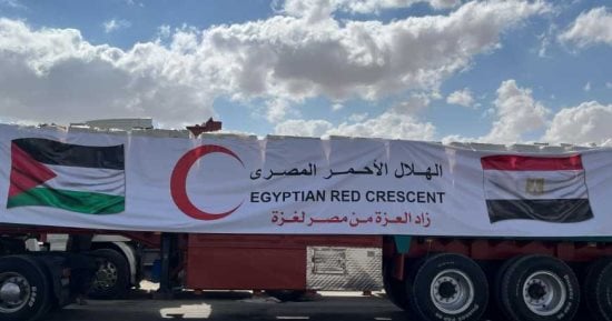 قافلة «زاد العزة» الـ157 تدخل إلى الفلسطينيين فى قطاع غزة