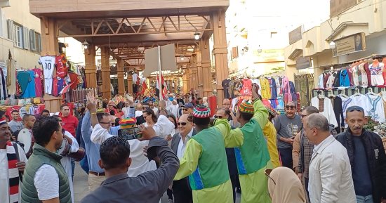 سفير كندا بالقاهرة يرقص مع فرق مهرجان أسوان الدولى.. صور
