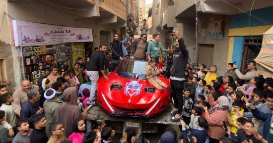 شاب مصرى يصنع سيارة فوق سطح بيته وينزلها من الدور الـ4 بعد اكتمالها.. فيديو
