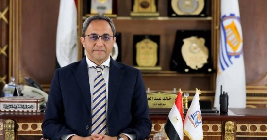 محافظ قنا: توقيع بروتوكول لإنشاء أول منطقة حرفية لوجستية لاستخلاص خام الذهب
