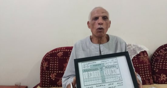 عنده 74 سنة و20 حفيدا.. حكاية نجاح عم عطية فى أولى إعدادى ببنى سويف.. فيديو