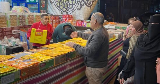 شوادر ياميش رمضان تزين شوارع الدقهلية.. الزبيب يبدأ من 80 جنيها.. فيديو