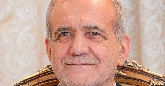 الرئيس الإيراني يصدر قرارًا بتعيين علي شمخاني أمينًا لمجلس الدفاع