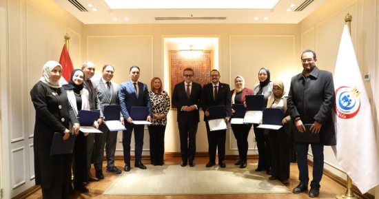 وزير الصحة يكرم الدفعة الأولى من خريجى دبلومة إدارة المستشفيات 