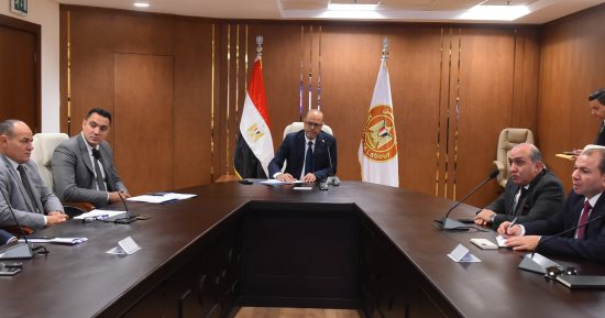 وزير العمل يلتقى ممثلى شركات الملابس الجاهزة لبحث تذليل عقبات الاستثمار