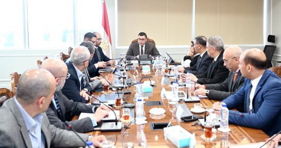 وزير الإسكان يعقد اجتماعا مع مسؤولى "سيتي إيدج" لبحث موقف تطوير وتشغيل الشواطئ
