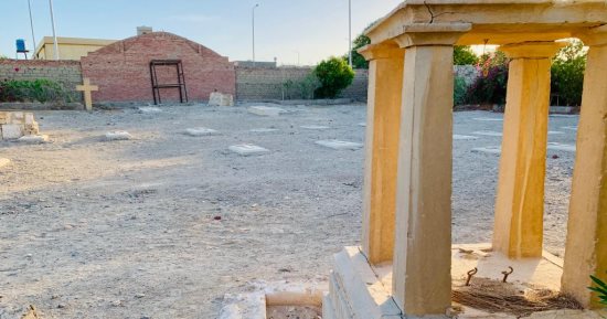 مقابر الإيطاليين بمدينة القصير جنوب البحر الأحمر تحكى فصولًا من تاريخ طويل فى إنتاج الفوسفات بأقدم مدن المحافظة .. المقابر لقيت اهتمامًا ملكيًا عندما أمر الملك فؤاد الأول ببناء سور حولها.. صور