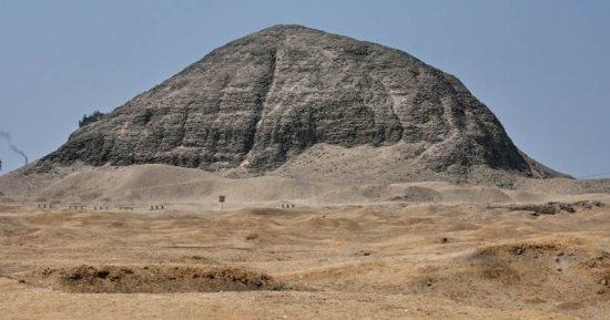 متاهة يصعب الخروج منها.. هنا اللابيرنت قصر التيه أسطورة الفيوم.. يضم 3 آلاف غرفة تحت الأرض.. يقع بالقرب من هرم هوارة.. بني في عهد إمنمحات الثالث.. واعتبره العلماء أحد عجائب الدنيا.. صور