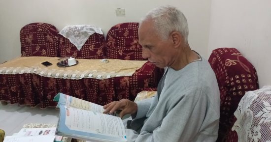 الخير على قدوم الـ70.. عم عطية يحقق حلمه فى التعليم ويظفر بالنجاح فى سن 74.. عامل من بنى سويف يصبح أيقونة ملهمة بتفوقه فى أولى إعدادى.. ويحتفل وسط أحفاده الـ20.. ويؤكد: العلم مالوش سن.. وأتمنى اللحاق بالثانوية